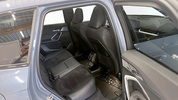 BMW iX1 5 of 13