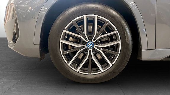 BMW iX1 9 of 13