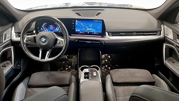 BMW iX1 4 of 13