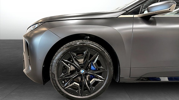 BMW iX 9 of 16