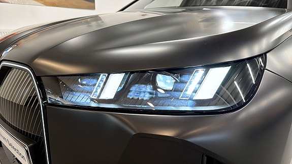 BMW iX 11 of 16