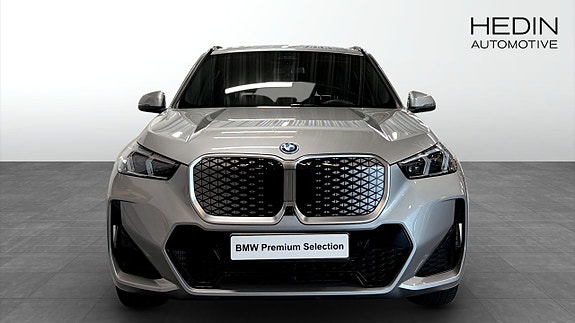 BMW iX1 8 of 14