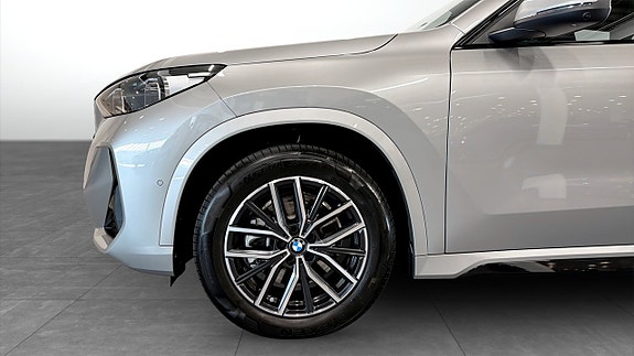 BMW iX1 9 of 14