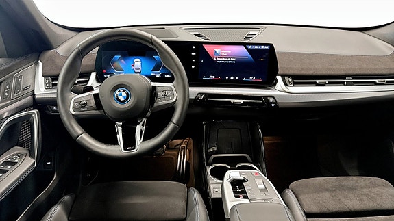 BMW iX1 4 of 14