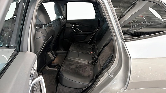 BMW iX1 5 of 14