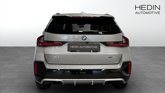 BMW iX1 7 of 14