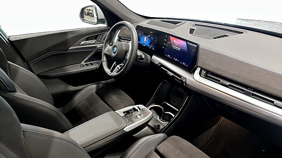 BMW iX1 3 of 14