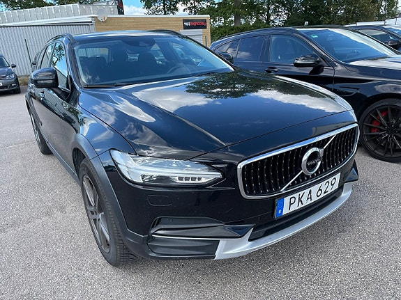 Volvo V90 Cross Country 2 of 2