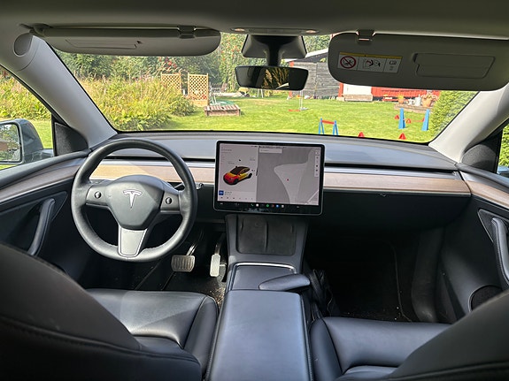 Tesla Model Y 4 of 8