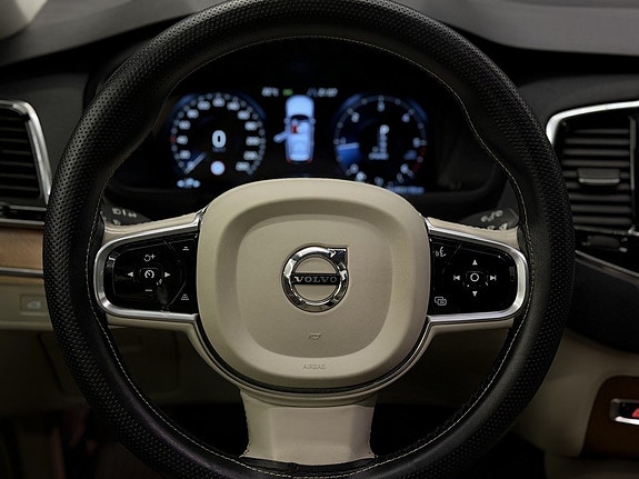 Volvo XC90 16 of 27