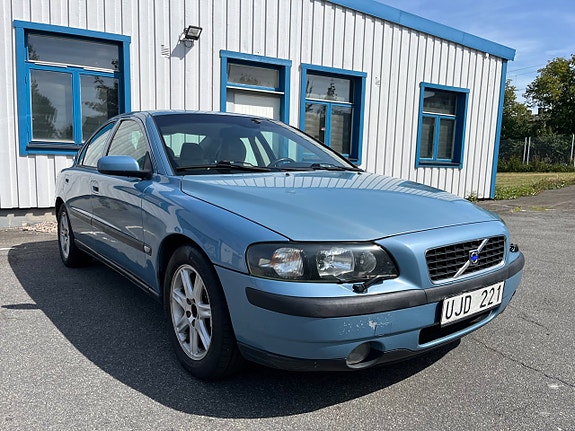 Volvo S60 2 of 12