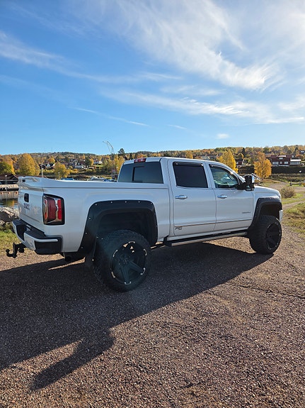 GMC Sierra 3 of 10