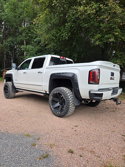 GMC Sierra 2 of 9