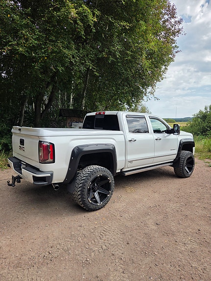 GMC Sierra 3 of 9