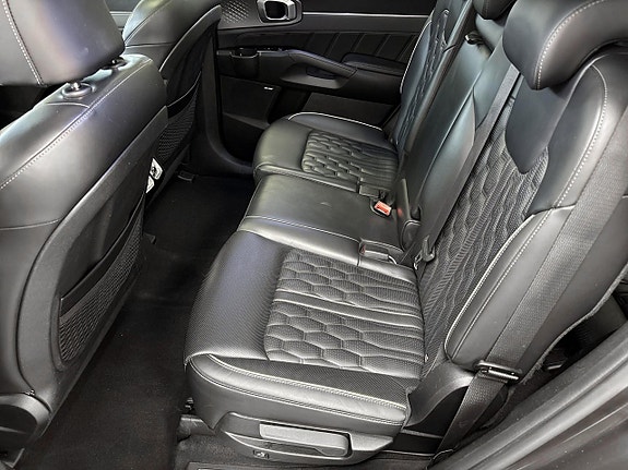 Kia Sorento 10 of 16