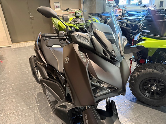 Yamaha X-MAX 300 Tech Max  Endast 7 mil 2 of 9