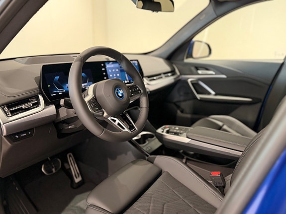BMW iX1 4 of 12
