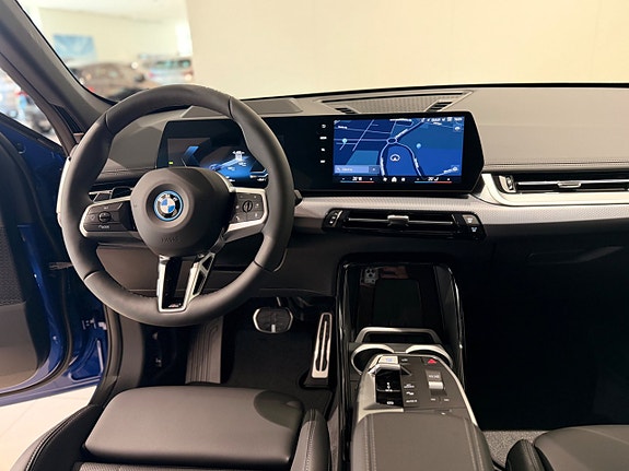 BMW iX1 8 of 12