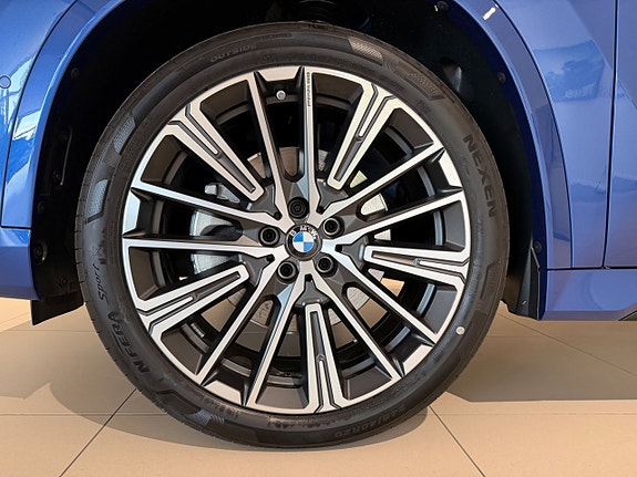 BMW iX1 3 of 12