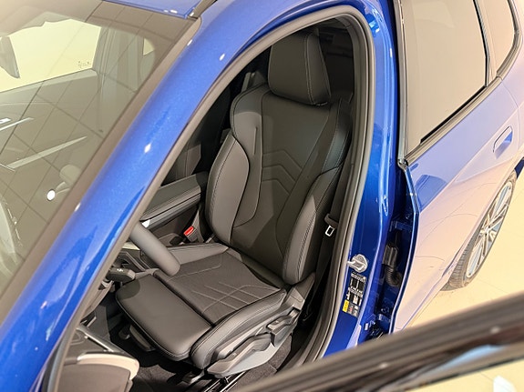 BMW iX1 5 of 12
