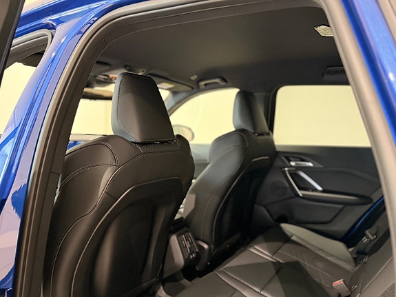 BMW iX1 6 of 12