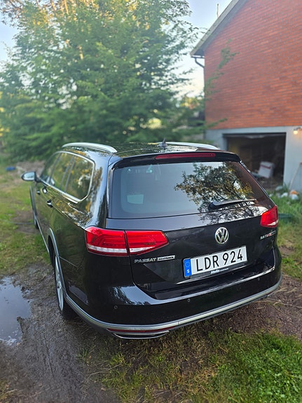 Volkswagen Passat Alltrack 3 of 4