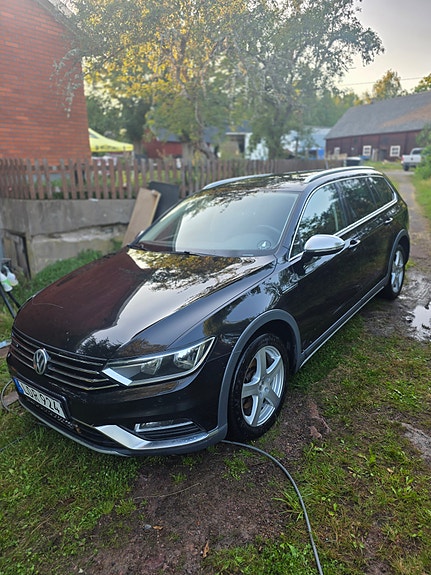 Volkswagen Passat Alltrack 2 of 4