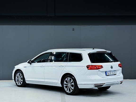 Volkswagen Passat 2 of 21