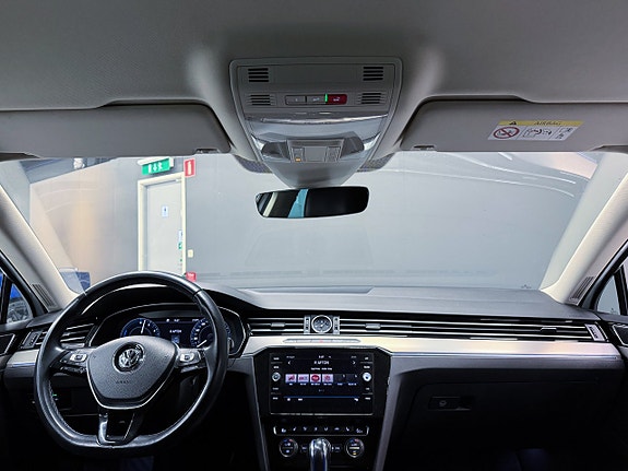 Volkswagen Passat 3 of 21