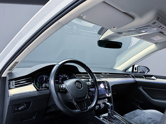 Volkswagen Passat 13 of 21
