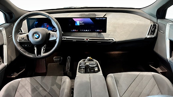 BMW iX 4 of 9