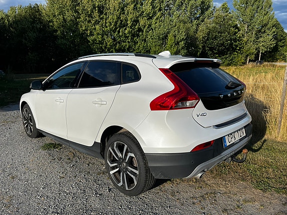 Volvo V40 Cross Country 2 of 10
