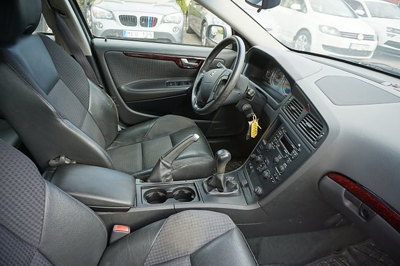 Volvo V70 6 of 8