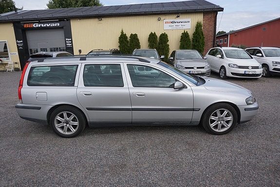 Volvo V70 2 of 8