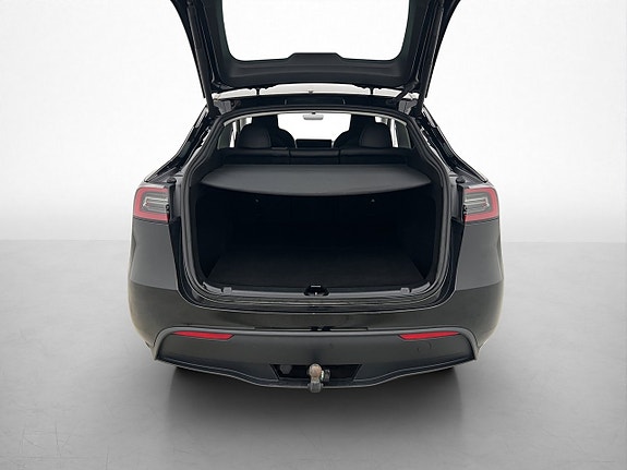 Tesla Model Y 10 of 30