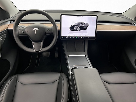 Tesla Model Y 14 of 30