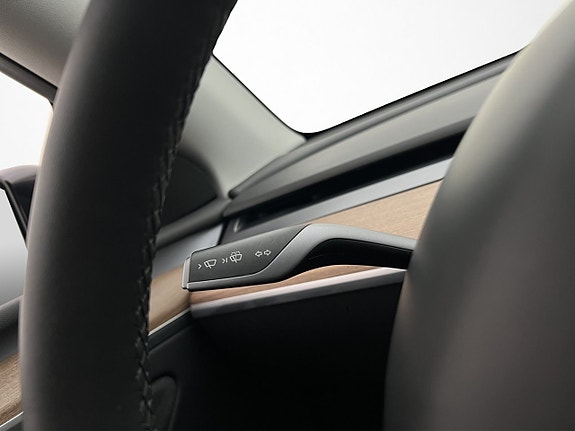 Tesla Model Y 28 of 30