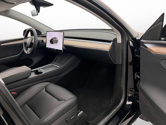 Tesla Model Y 12 of 30