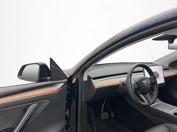 Tesla Model Y 15 of 30