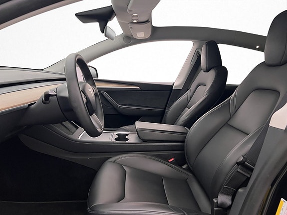 Tesla Model Y 16 of 30