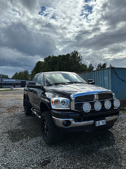 Dodge RAM 2500 2 of 10