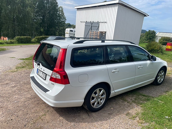 Volvo V70 3 of 7