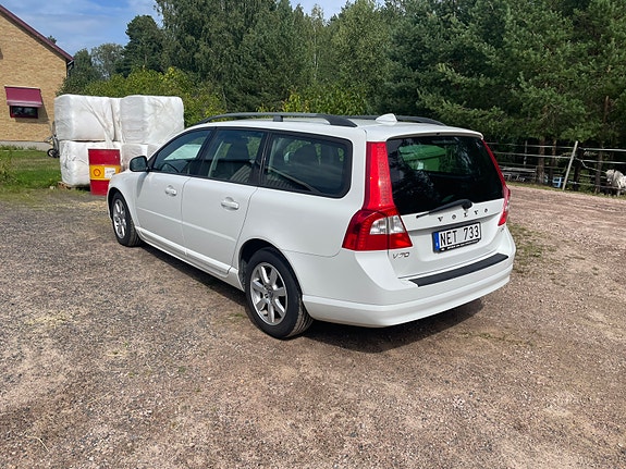 Volvo V70 2 of 7