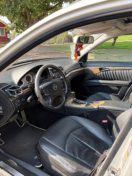 Mercedes-Benz E320 25 of 29