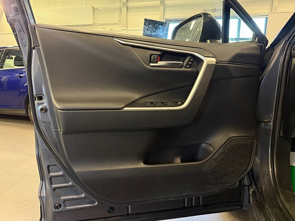 Toyota RAV4 Plug-in Hybrid 6 of 22
