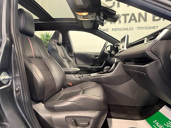 Toyota RAV4 Plug-in Hybrid 18 of 22