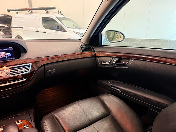 Mercedes-Benz S350 21 of 30