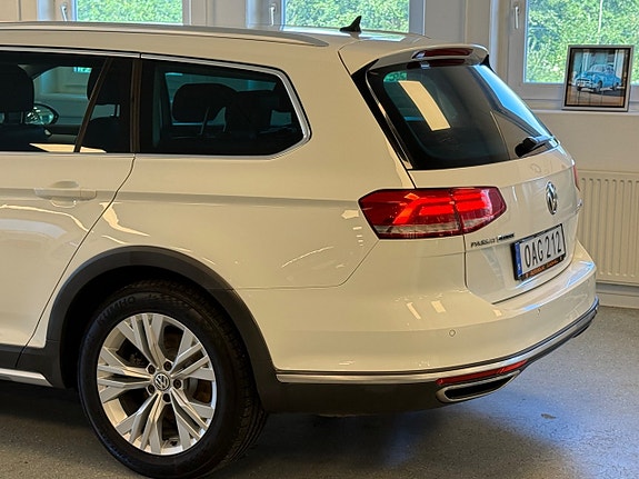 Volkswagen Passat Alltrack 12 of 30