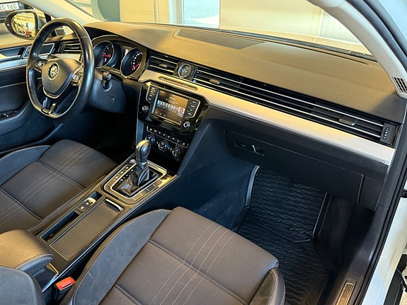 Volkswagen Passat Alltrack 22 of 30