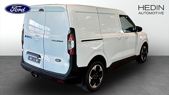Ford Transit Courier 2 of 9